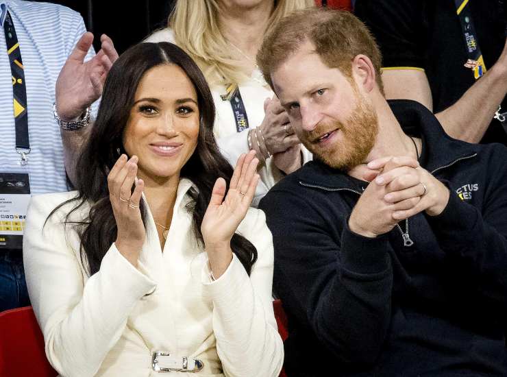 Harry e Meghan applaudono