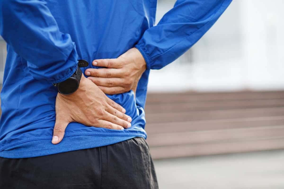 Mal di schiena: corri dal medico se hai questi sintomi, potrebbe trattarsi di cancro 