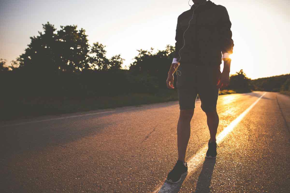 Camminare all'indietro i benefici per il corpo 