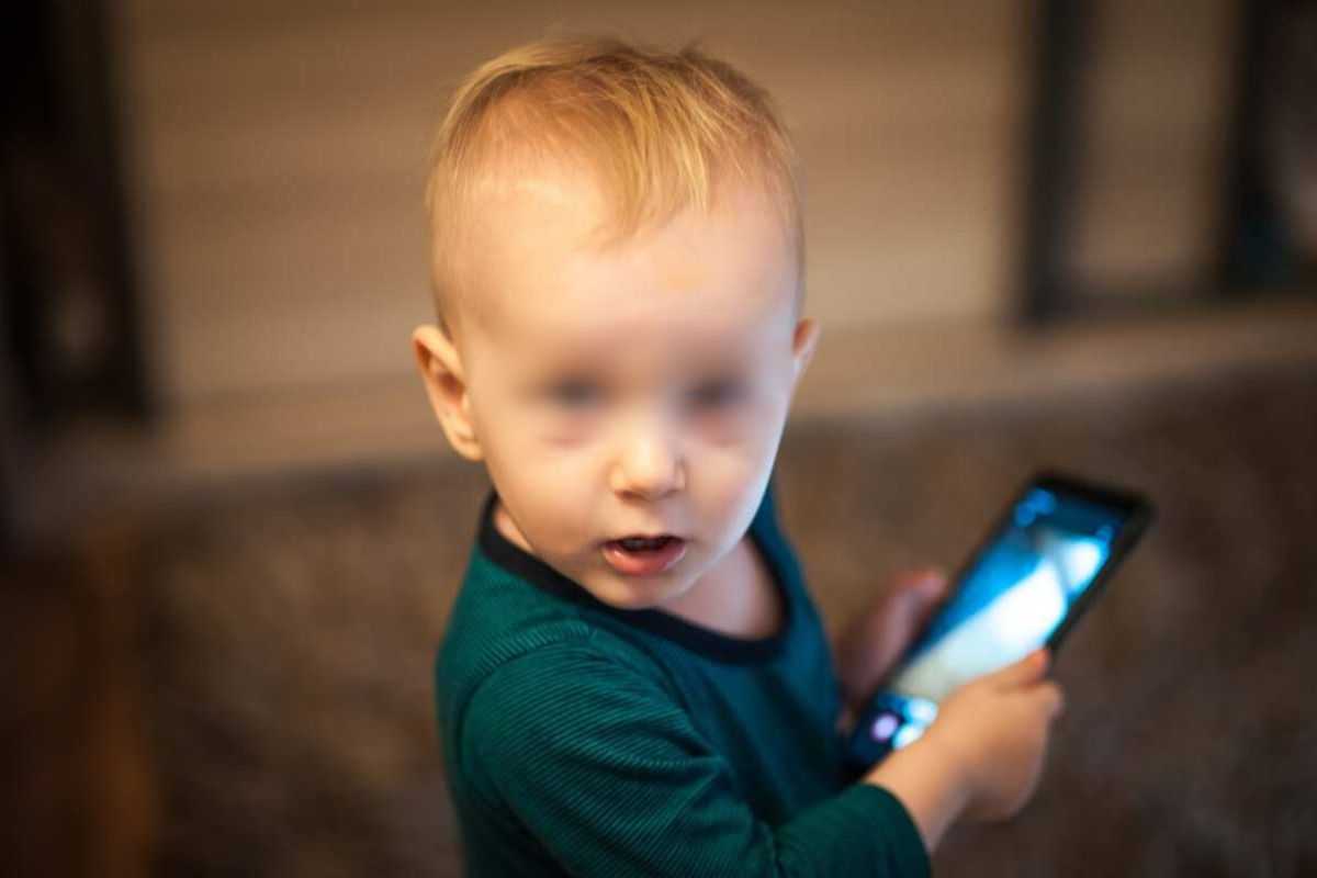 Troppe ore con lo smartphone: allarme per i più piccoli