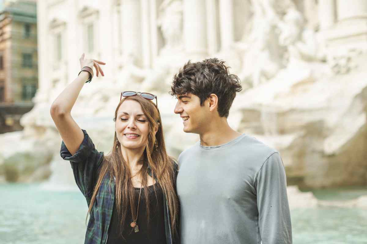 giovane coppia getta la Moneta nella Fontana di Trevi