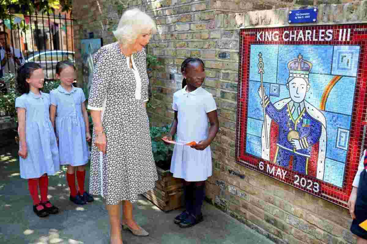 Regina Camilla visita scuola trasformata dal vestito 