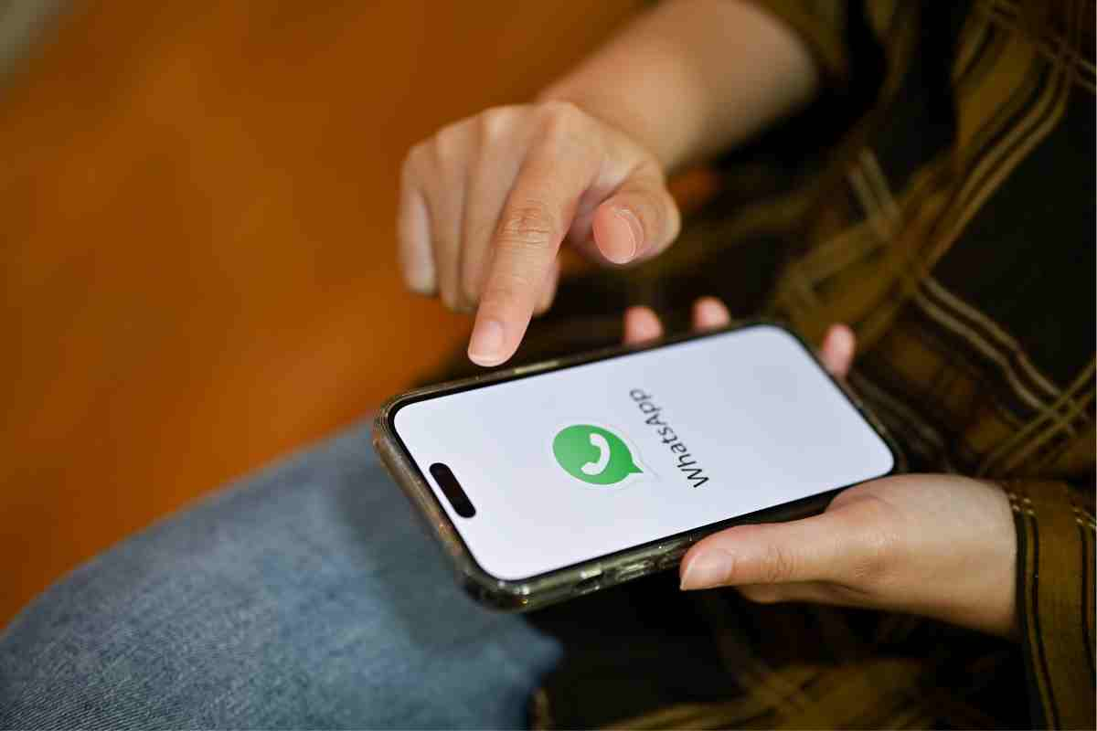 WhatsApp, il nuovo aggiornamento ridisegna la home