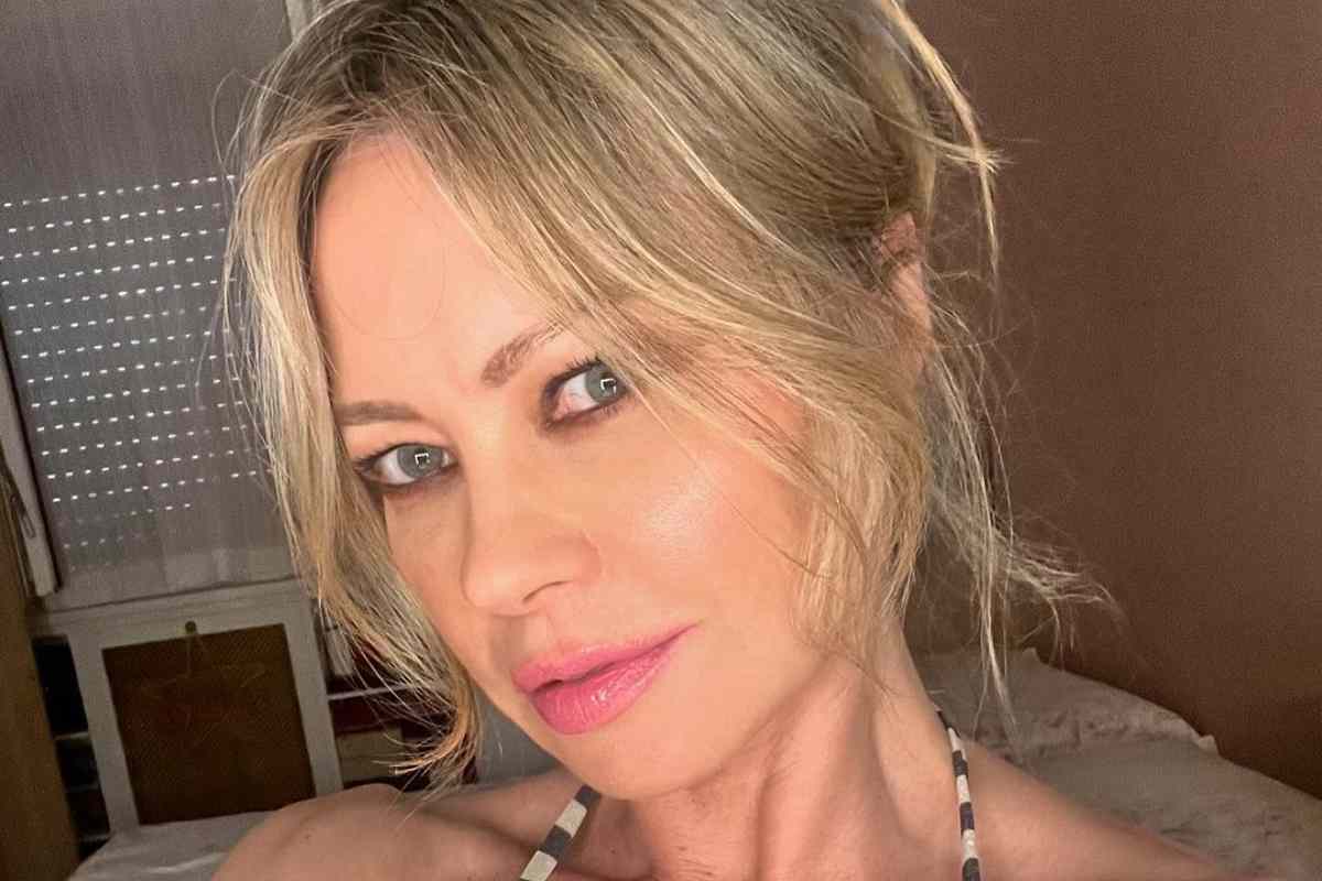 Anna Falchi bellissima al mare a 52 anni