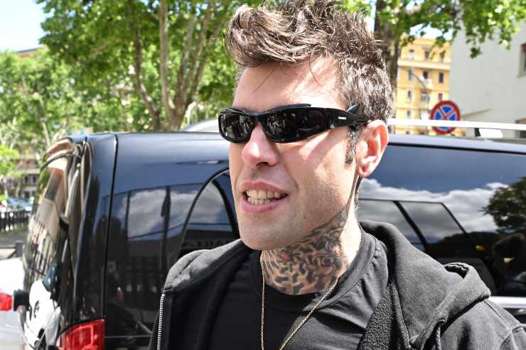 seconda casa di Fedez dalle opere d'arte ai cimeli pop