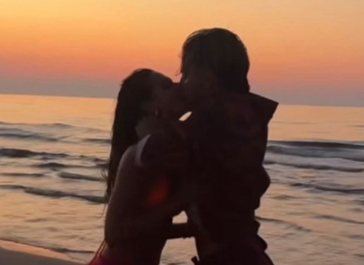 Bacio in spiaggia tra Mattia Zenzola e Benedetta Vari di Amici