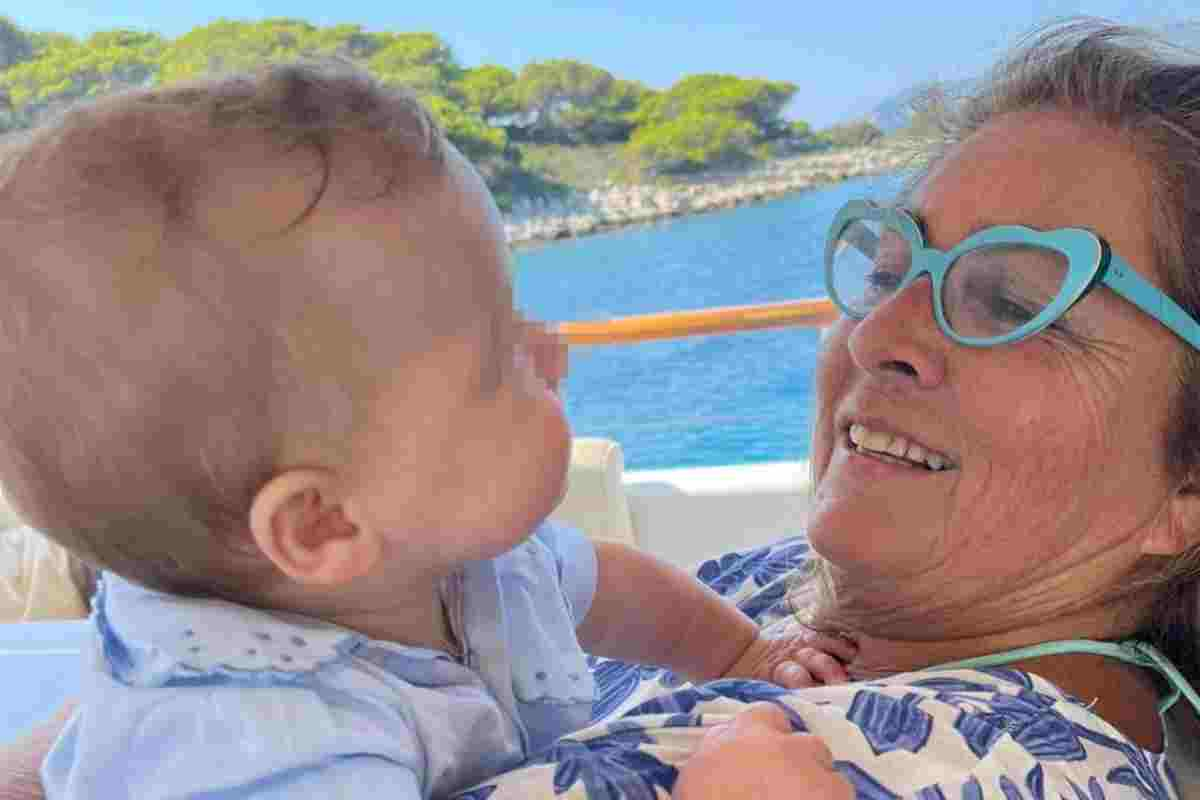 Romina Power nonna dolcissima con Axel Lupo: la foto sui social fa boom di like