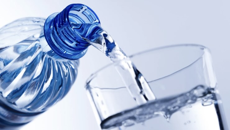 acqua in bottiglia buona per i reni: classificazione e benefici 